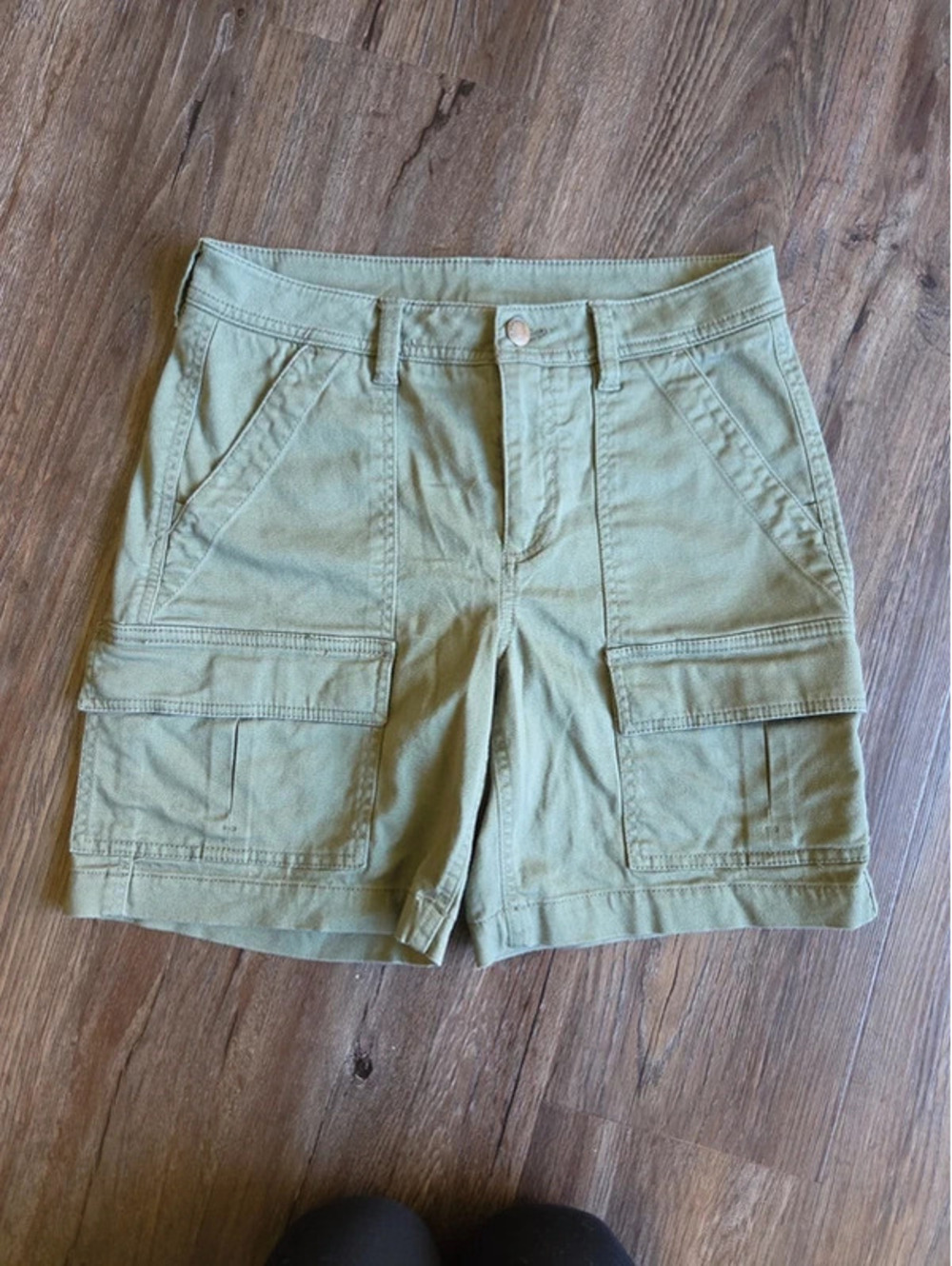 L.L. Bean green short size 4